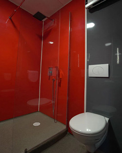 salle de bains hotel rouge
